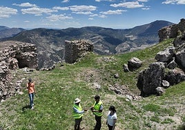 Investigadores de la UJA haciendo el trabajo de campo con los drones.