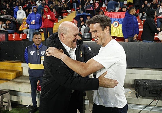 Pepe Mel e Iñigo Pérez se saludan antes del comienzo del partido.