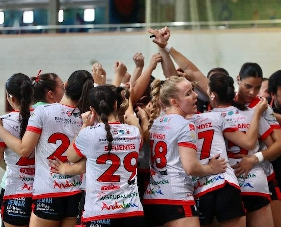 Las almerienses se unen tras un tiempo muerto.