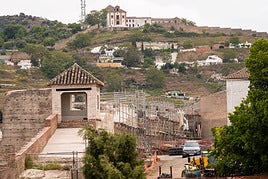 Operarios trabajan en la rehabilitación de un tramo de la muralla zirí.