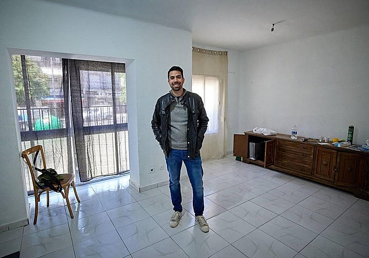El joven posa para IDEAL en su vivienda.