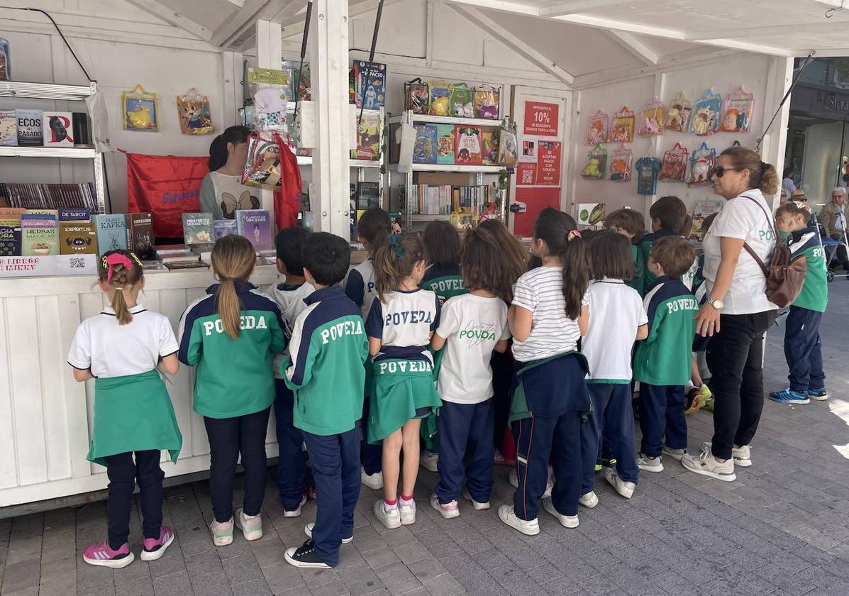 Alumnos de 1º B de Primaria del colegio Padre Poveda de la capital han visitado la Feria del Libro este martes.