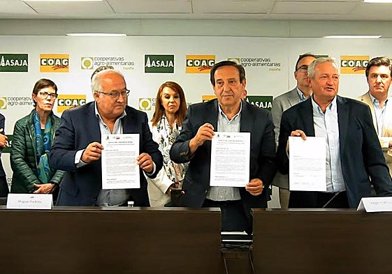 Presentación del documento 'Agricultura, cuestion de Estado', con representantes de COAG, Asaja y Cooperativas.