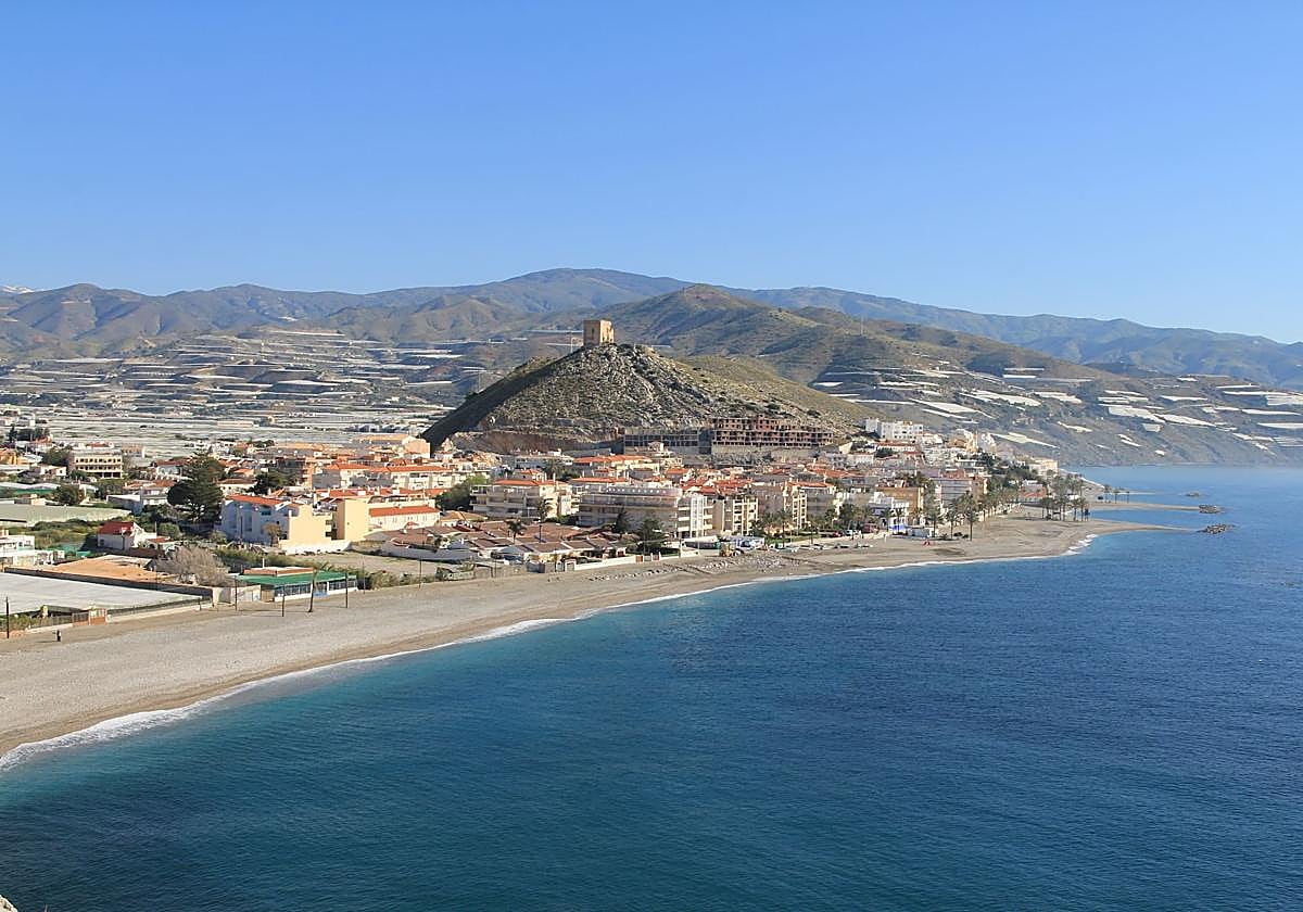 Pillan a dos individuos cuando transportaban una lavadora robada en la Costa de Granada