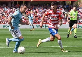 Iago Aspas encara a Sergio Barcia durante la última visita del Celta a Los Cármenes, en 2022.