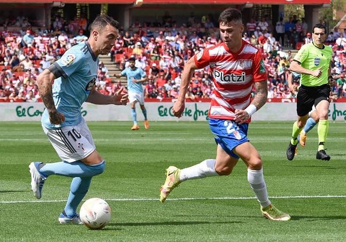 Iago Aspas encara a Sergio Barcia durante la última visita del Celta a Los Cármenes, en 2022.