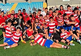 Celebración del Juvenil A del Granada tras remontar al Betis en Peligros.