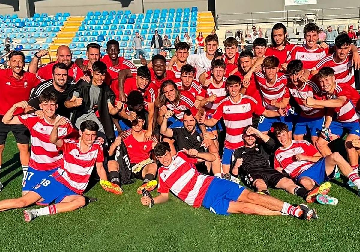 Celebración del Juvenil A del Granada tras remontar al Betis en Peligros.