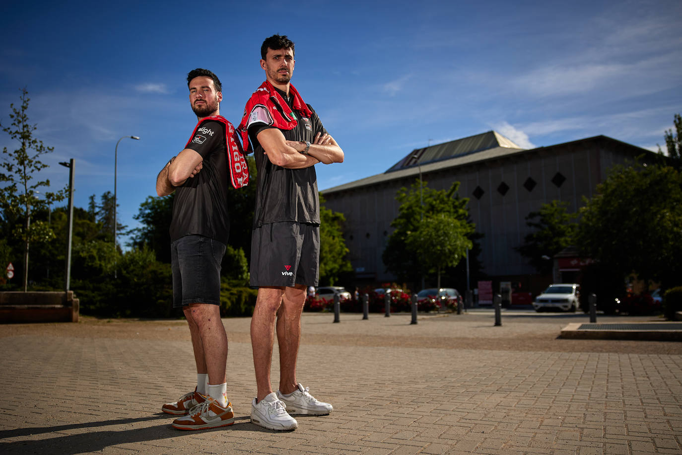 Lluís Costa (i) y Pere Tomàs, preparados para competir, posan ante el Palacio de los Deportes.