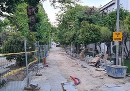 Vial utilizado para las obras del centro de salud Alameda, con el colegio a la derecha.