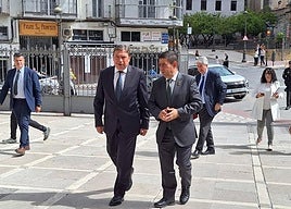 El ministro de Agricultura, Luis Planas, a su llegada a Jaén, con el presidente de Diputación, Paco Reyes.