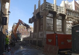 Imagen de archivo del derribo del antiguo edificio de Correos de Almería.
