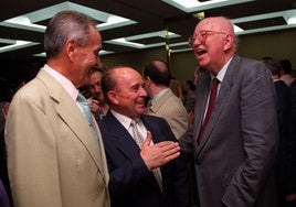 José Luis Entrala conversa alegremente con Francisco Paco Galindo (izquierda) y Antonio Jiménez Quiles durante la presentación del coleccionable de IDEAL 'Granada deportiva: un siglo de historia'.