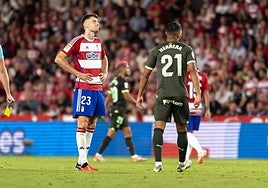 Gerard Gumbau, frustrado durante el partido contra el Girona en la primera vuelta.