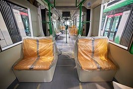 Uno de los nuevos trenes, por dentro, con los asientos aún plastificados.