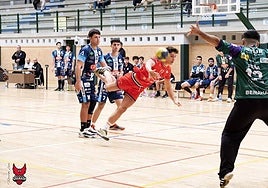 Lanzamiento a portería de un jugador del Domca.