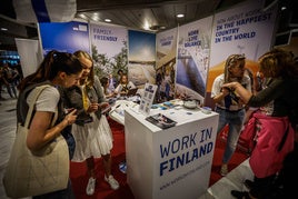 El expositor de Finlandia en la feria de empleo de Granada.