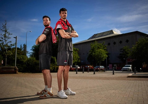 Lluís Costa (i) y Pere Tomàs, preparados para competir, posan ante el Palacio de los Deportes.