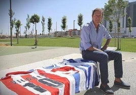 Higinio Vilches Pescador, con sus camisetas del Atlético de Madrid y Español, en 2016.