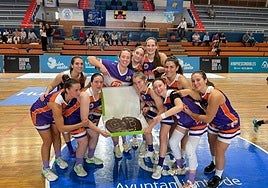 El Reina Isabel GmasB celebra una de sus victorias en la reciente 'Final Four' autonómica en Huelva.