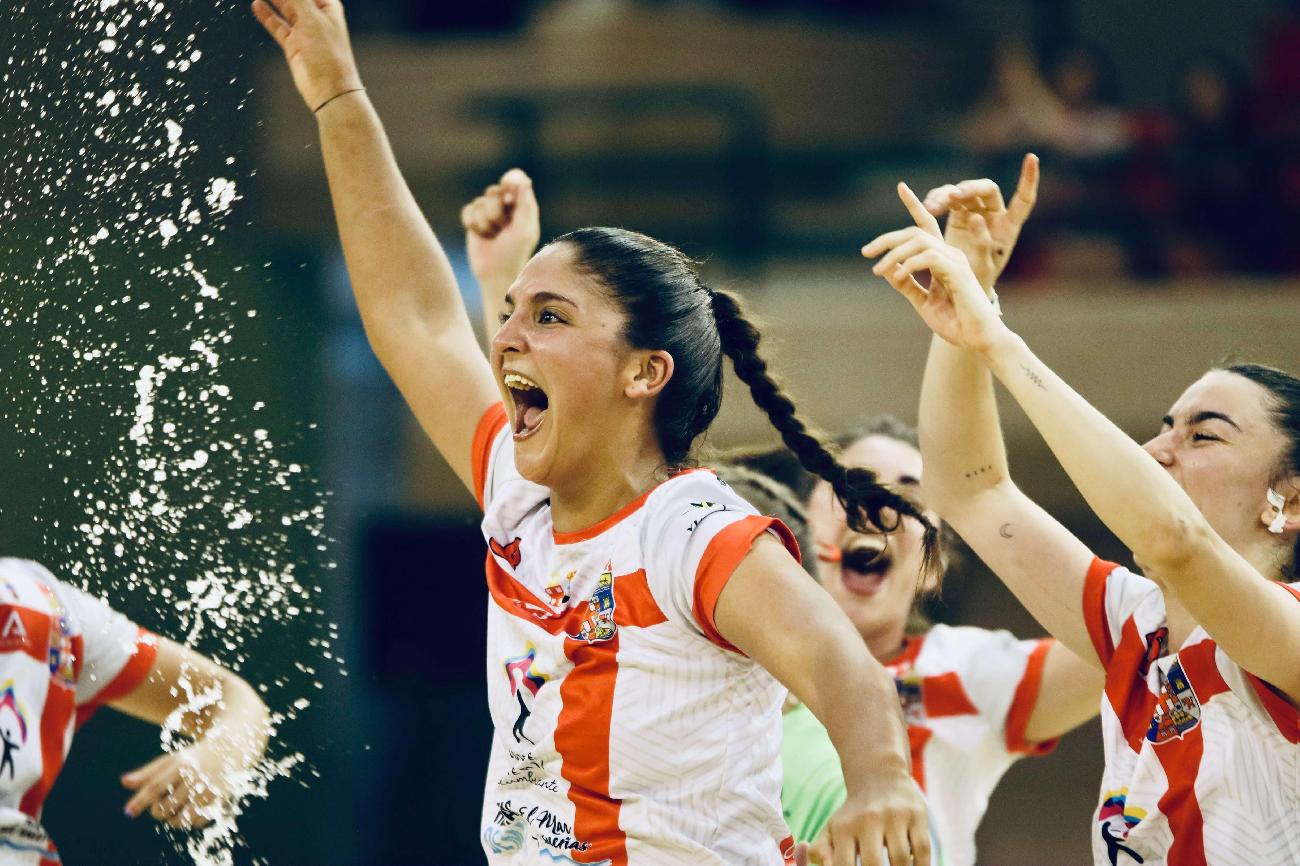 Las jugadoras de Miguel Ángel Florido celebran su estancia en División de Honor Oro