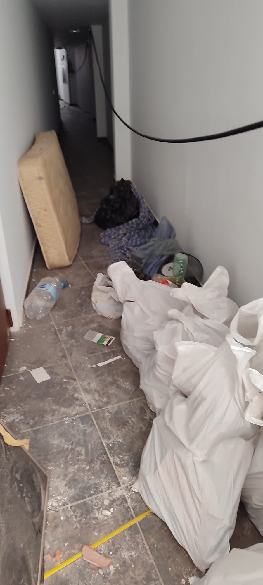 Dentro de uno de los chalets de lujo okupados en Almuñécar