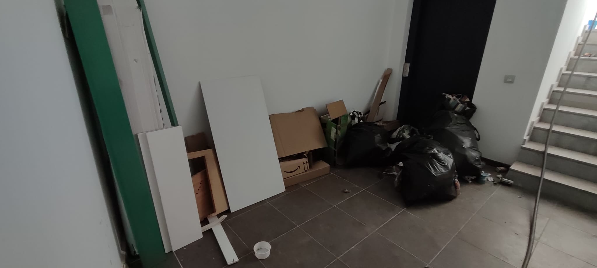 Dentro de uno de los chalets de lujo okupados en Almuñécar