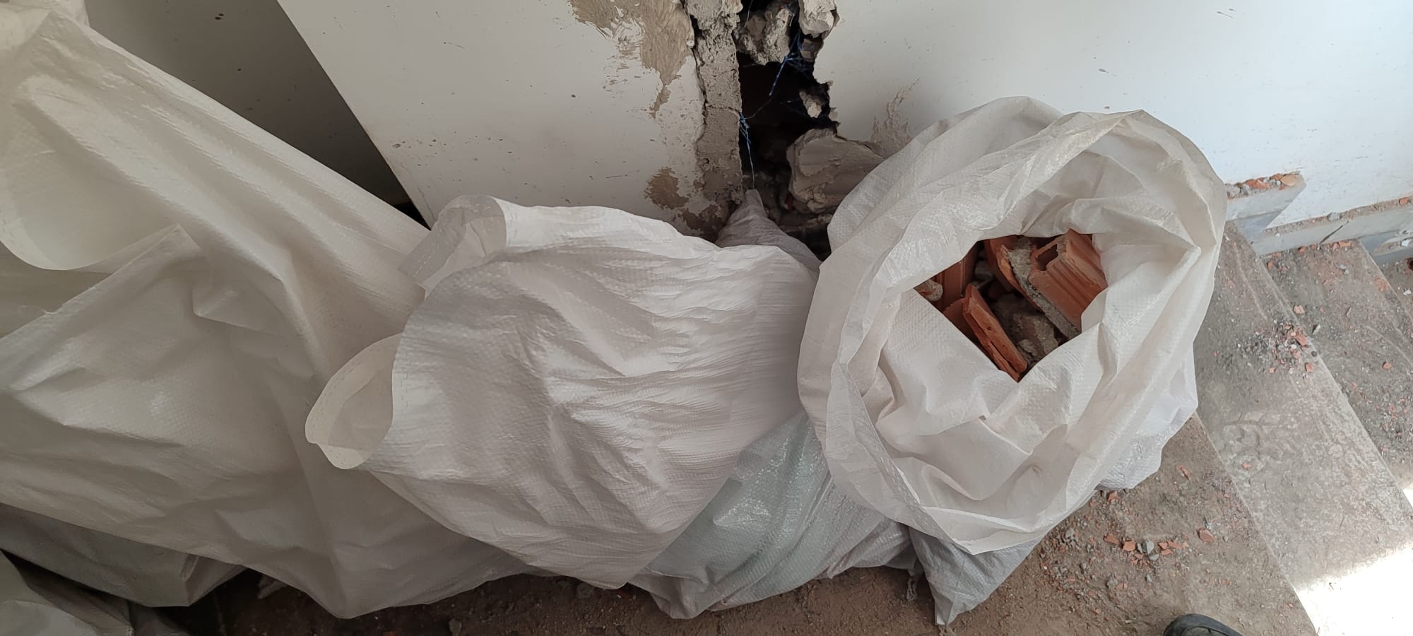 Dentro de uno de los chalets de lujo okupados en Almuñécar