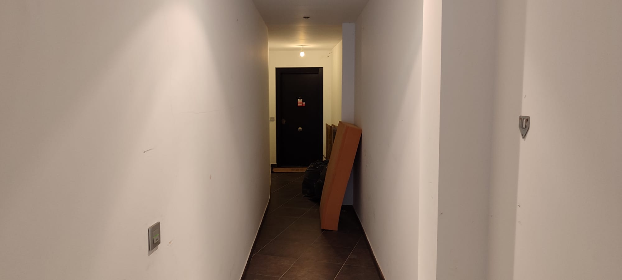 Dentro de uno de los chalets de lujo okupados en Almuñécar