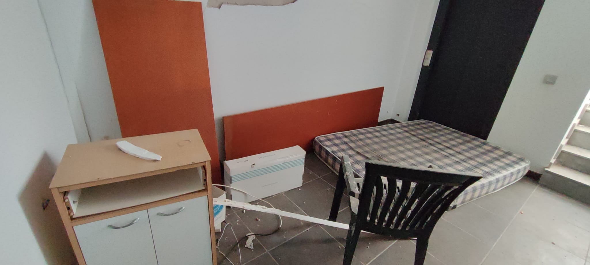 Dentro de uno de los chalets de lujo okupados en Almuñécar