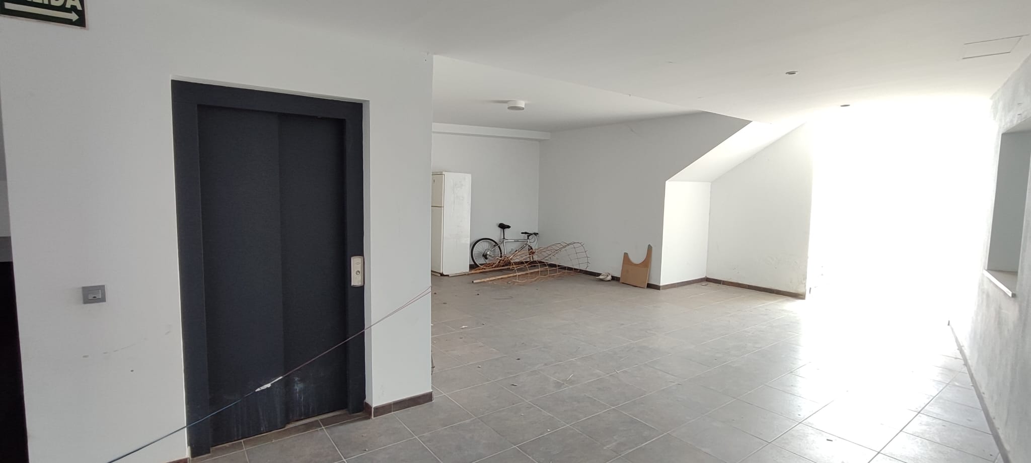 Dentro de uno de los chalets de lujo okupados en Almuñécar