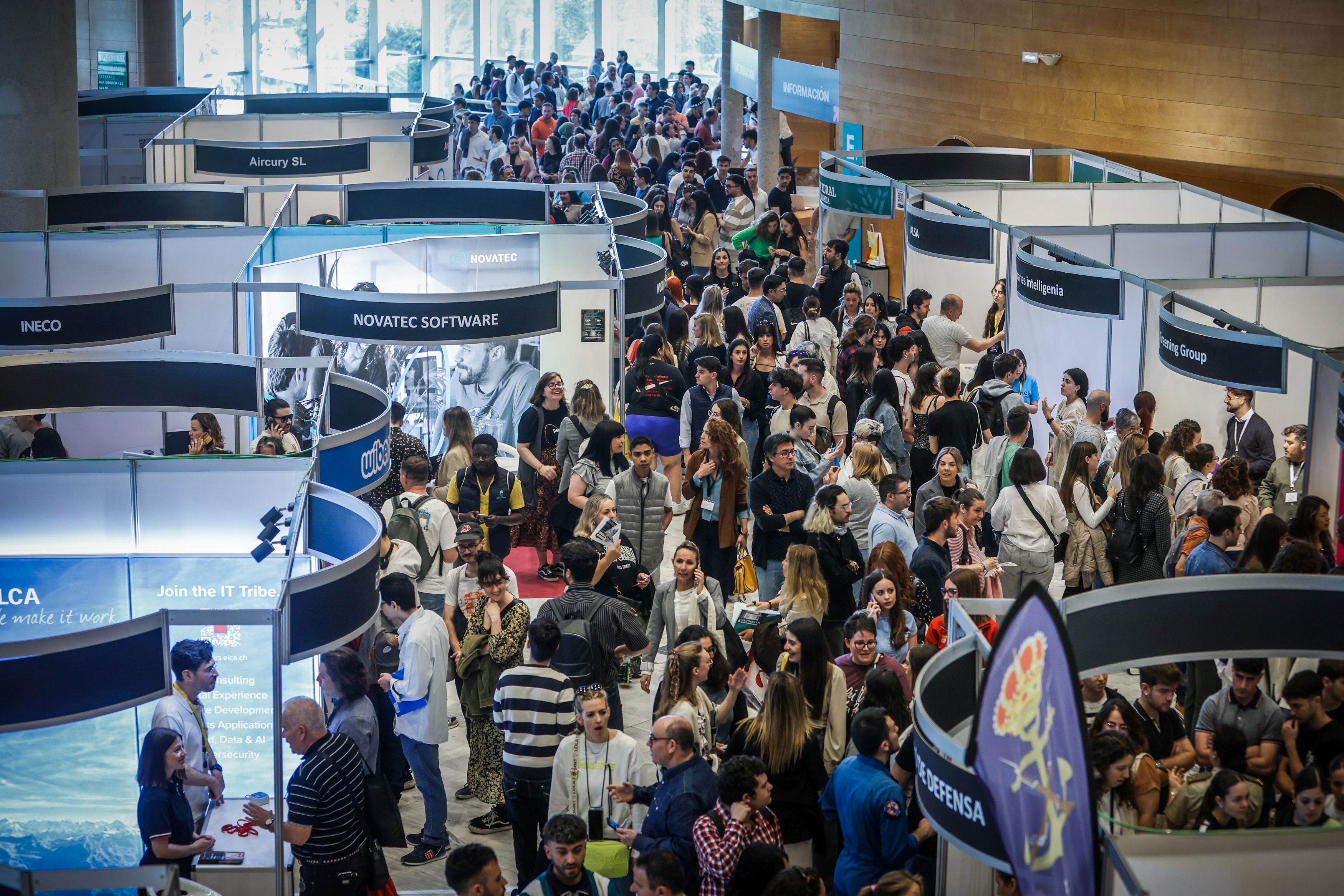 Expositores de empresas participantes y candidatos que recorrieron la feria de empleo este jueves.