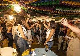 Ambiente en una caseta del Corpus de Granada.