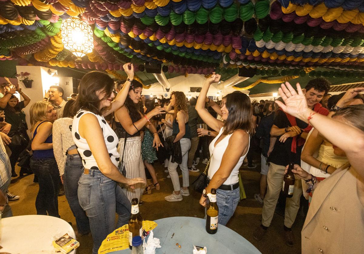 Ambiente en una caseta del Corpus de Granada.