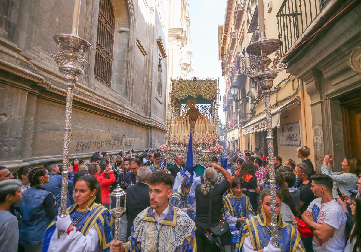 El paso de palio de la Borriquilla, en mitad de un Domingo de Ramos en Granada.