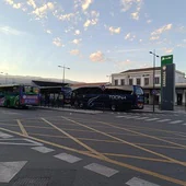 Autobuses preparados junto a la estación de tren de Granada para trasladar a los pasajeros afectados.