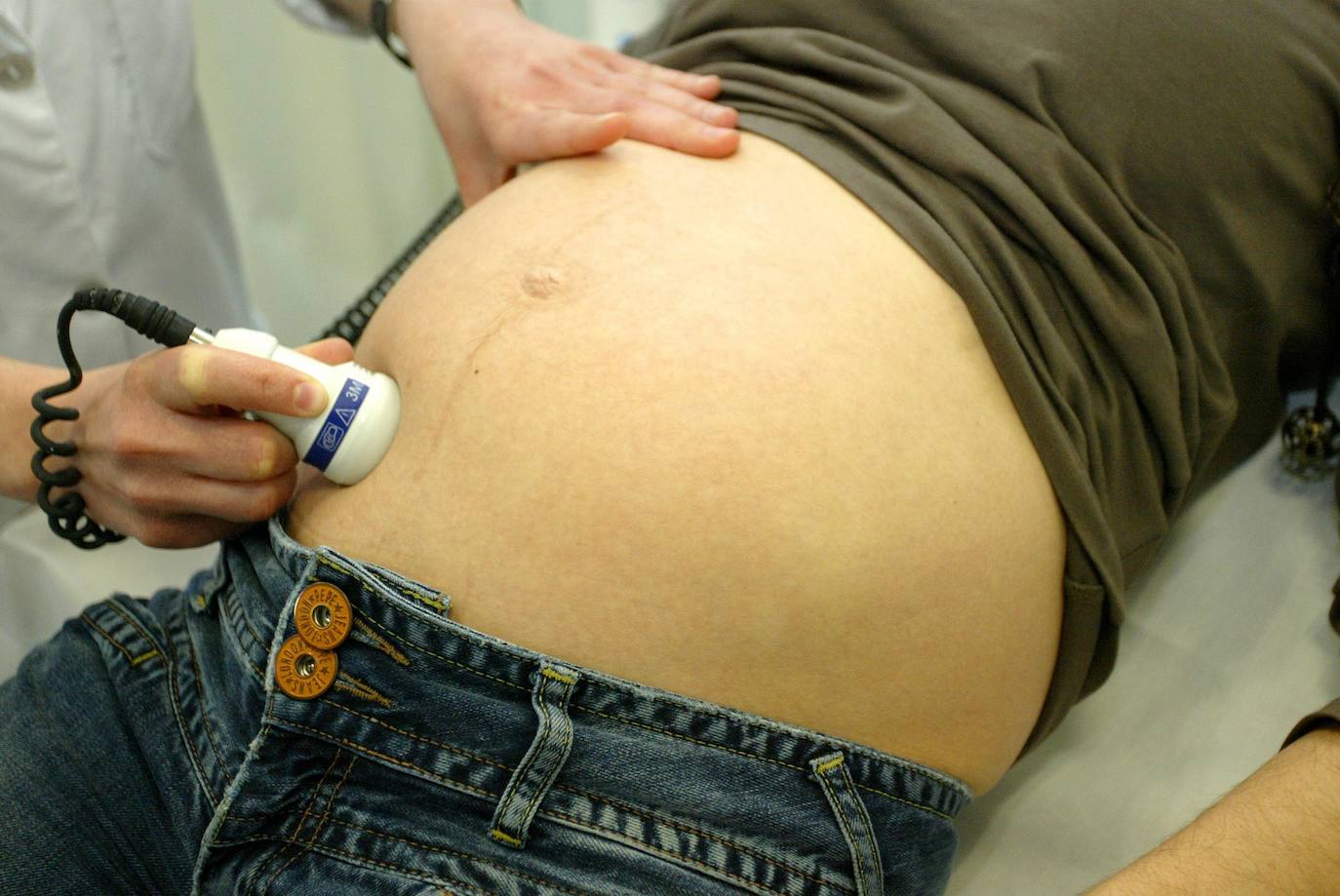 Una mujer embarazada se somete a un examen.