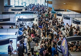 Expositores de empresas participantes y candidatos que recorrieron la feria de empleo este jueves.