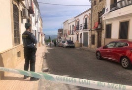 Calle acordonada por la Guardia Civil donde vivía la mujer asesinada.