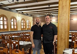 Álvaro y Paco en el salón de la pizzería.