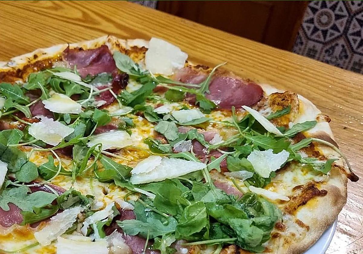 Imagen principal - Comprarán una pizzería histórica de Granada para evitar su adiós: «Es el lugar perfecto»