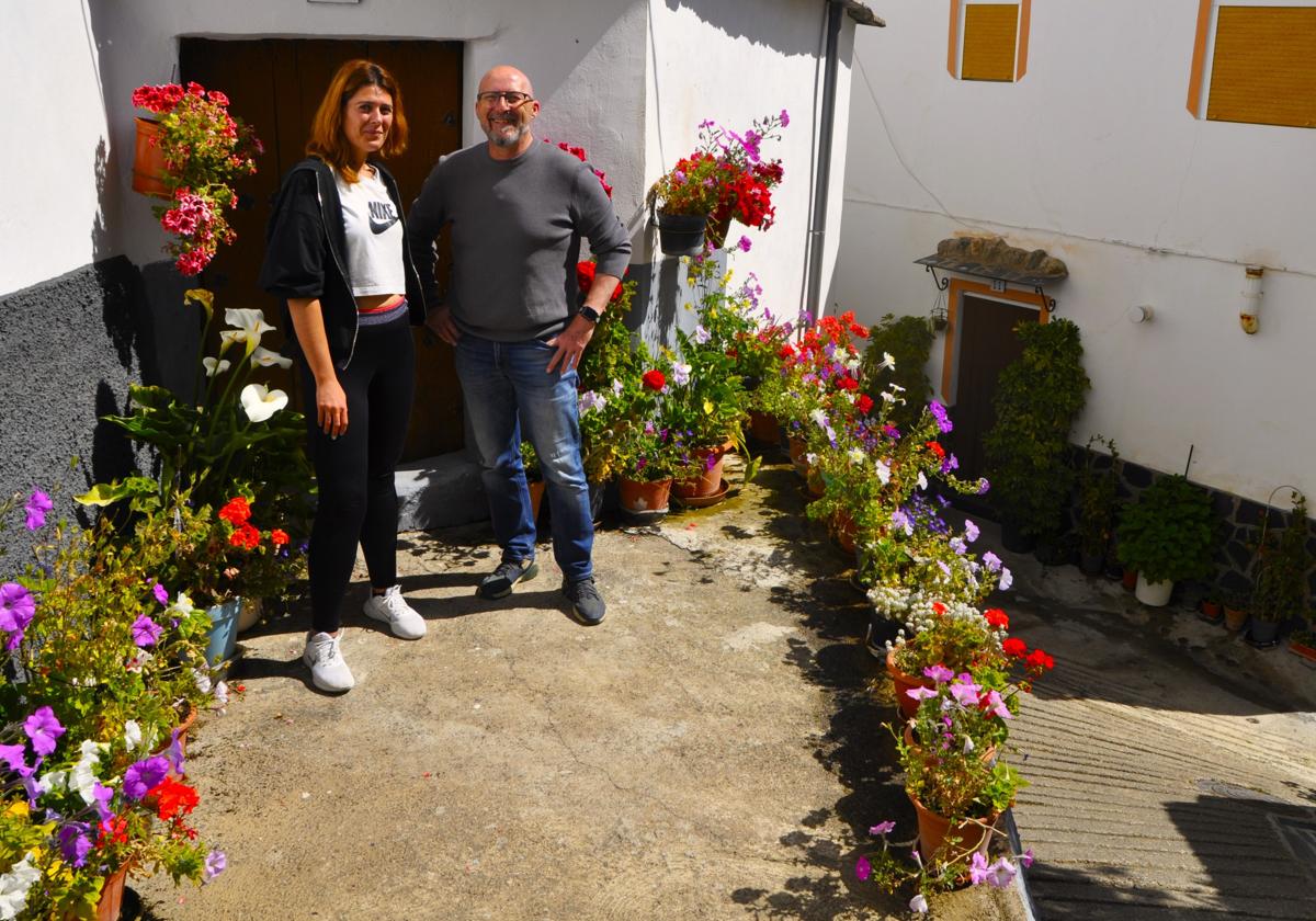 'El Pueblo Libro' de Granada que se llena de macetas con flore.