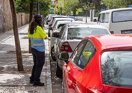 Trabajadora de la zona ORA en plena ola de calor, el verano pasado.