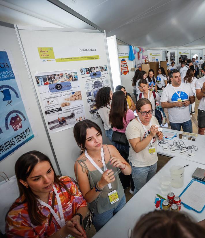 Imagen secundaria 2 - Del Pozo, charlando con Darwin; y participantes de la feria. 