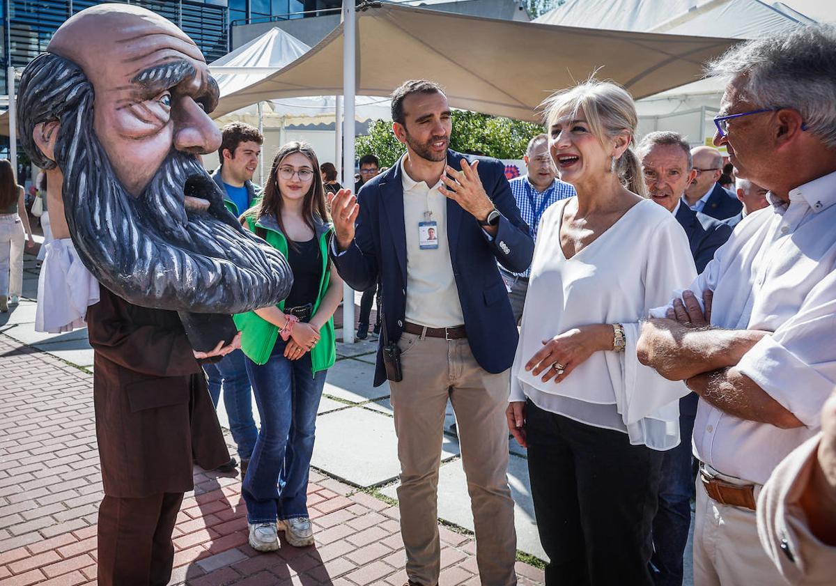 Imagen principal - Del Pozo, charlando con Darwin; y participantes de la feria. 