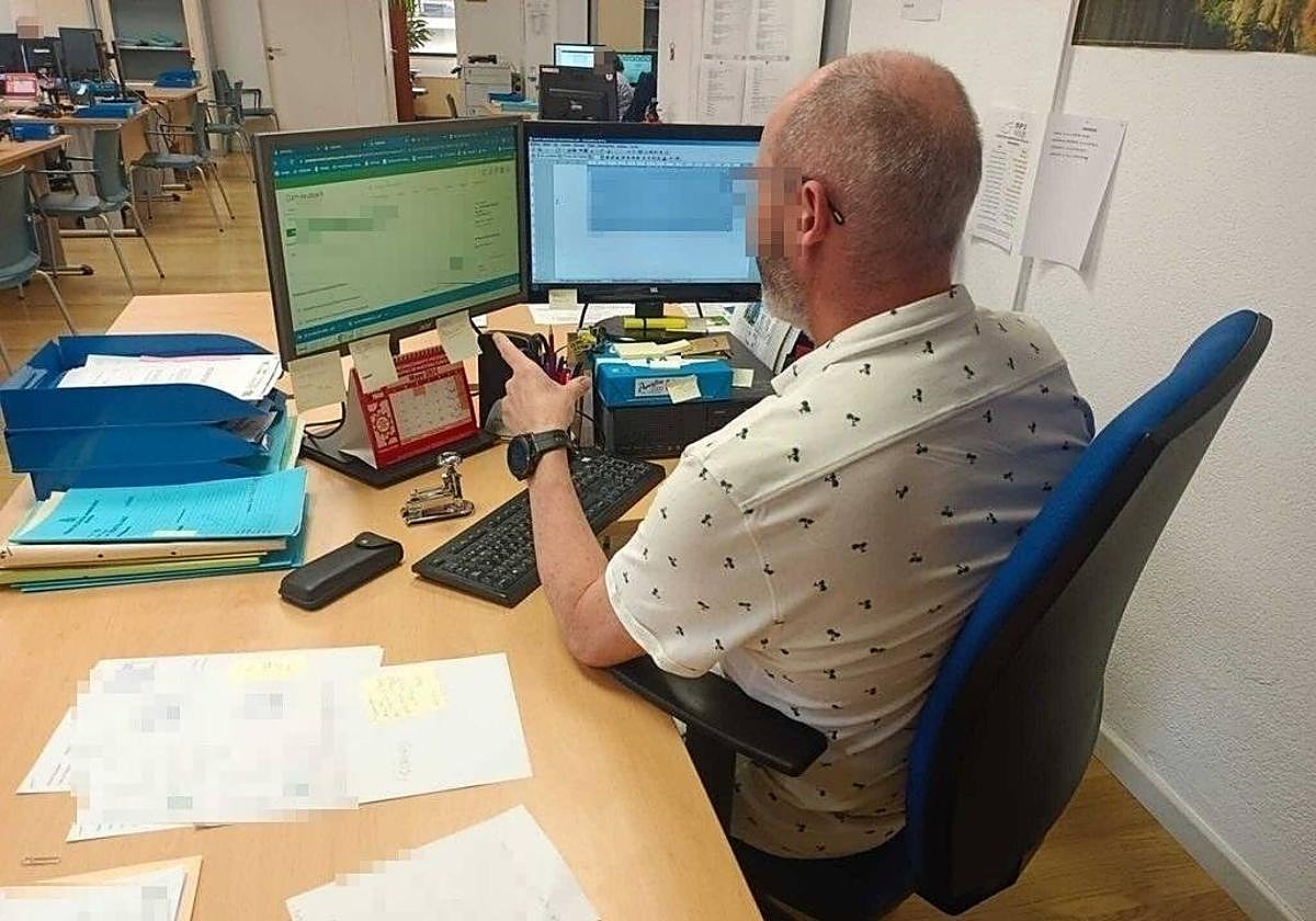 Funcionario de justicia trabajando con el nuevo @Adriano.