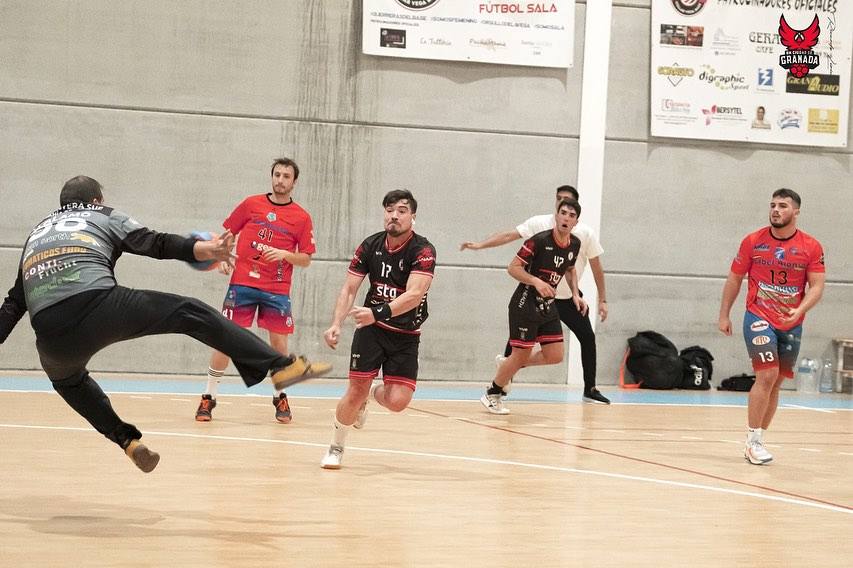 Un jugador del Domca lanza frente al portero rival.