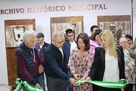 La alcaldesa, María del Mar Alfonso y el Presidente de El Saliente, Matías García, inauguraron la exposición junto con los autores de las obras.