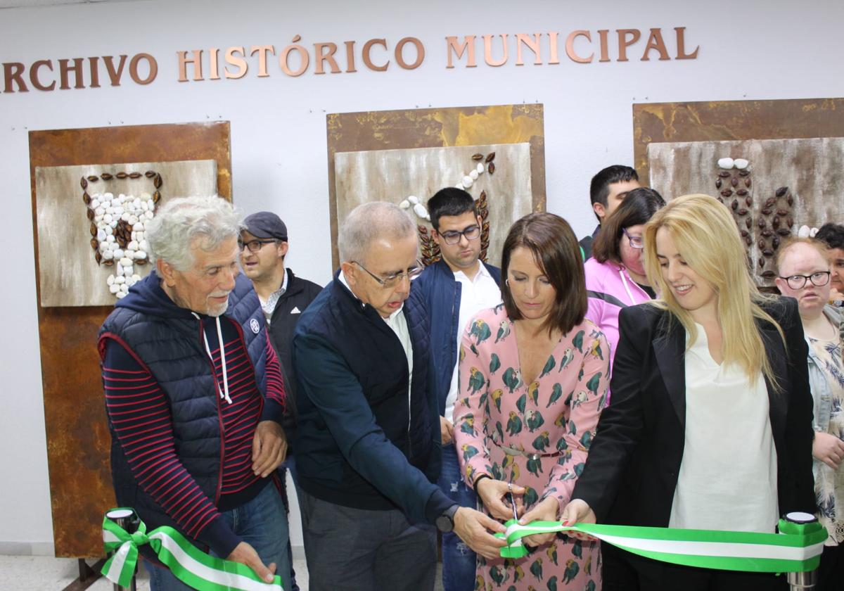 La alcaldesa, María del Mar Alfonso y el Presidente de El Saliente, Matías García, inauguraron la exposición junto con los autores de las obras.