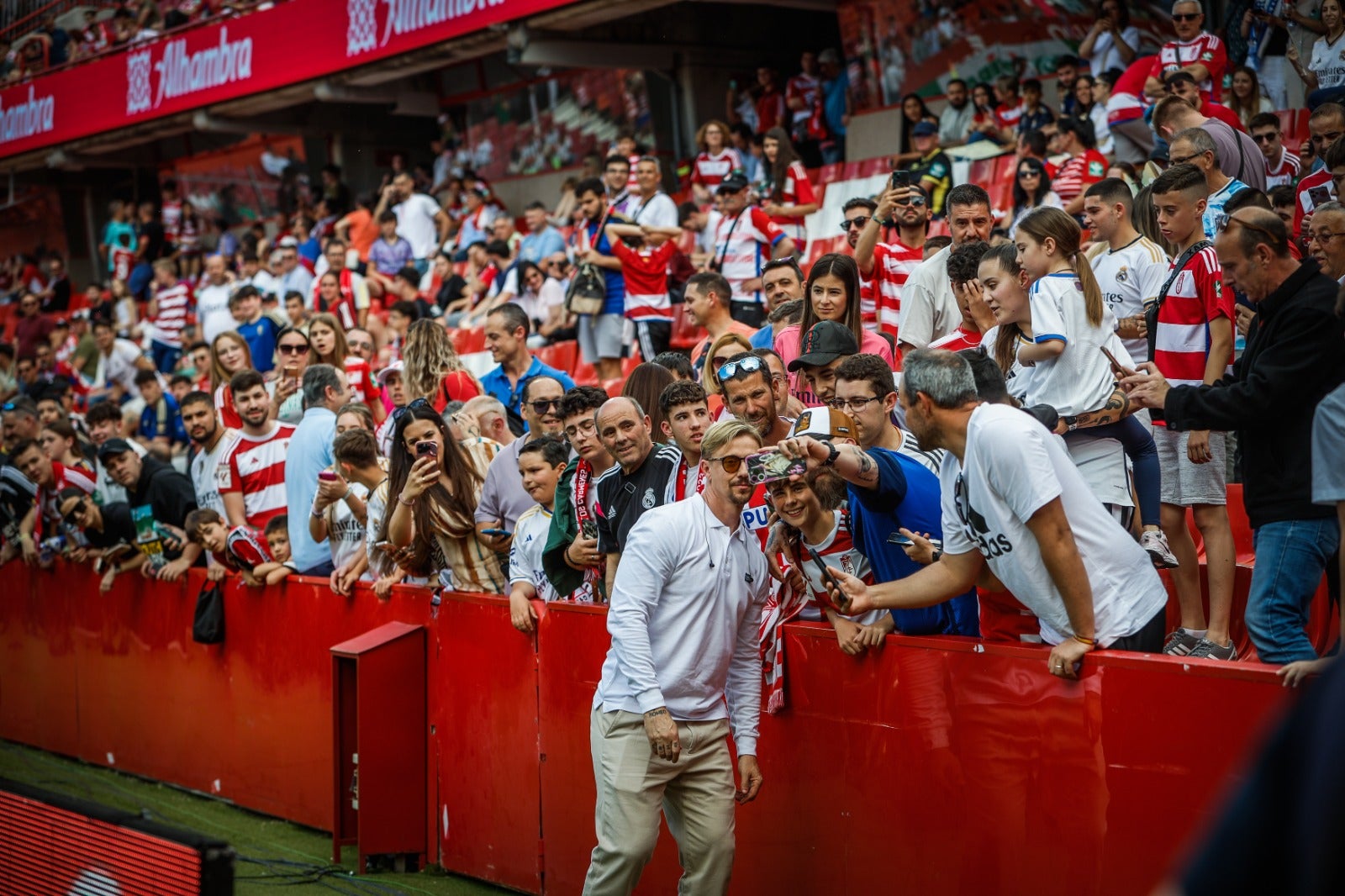Encuéntrate en la grada en el partido entre Granada y Real Madrid